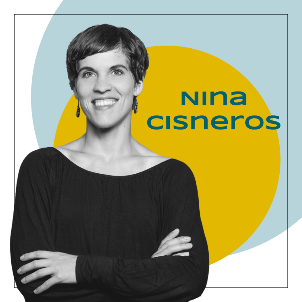Eine Frau mit kurzen dunklen Haaren und verschränkten Armen lächelt freundlich in die Kamera. Über ihrer linken Schulter steht „Nina Cisneros‟.