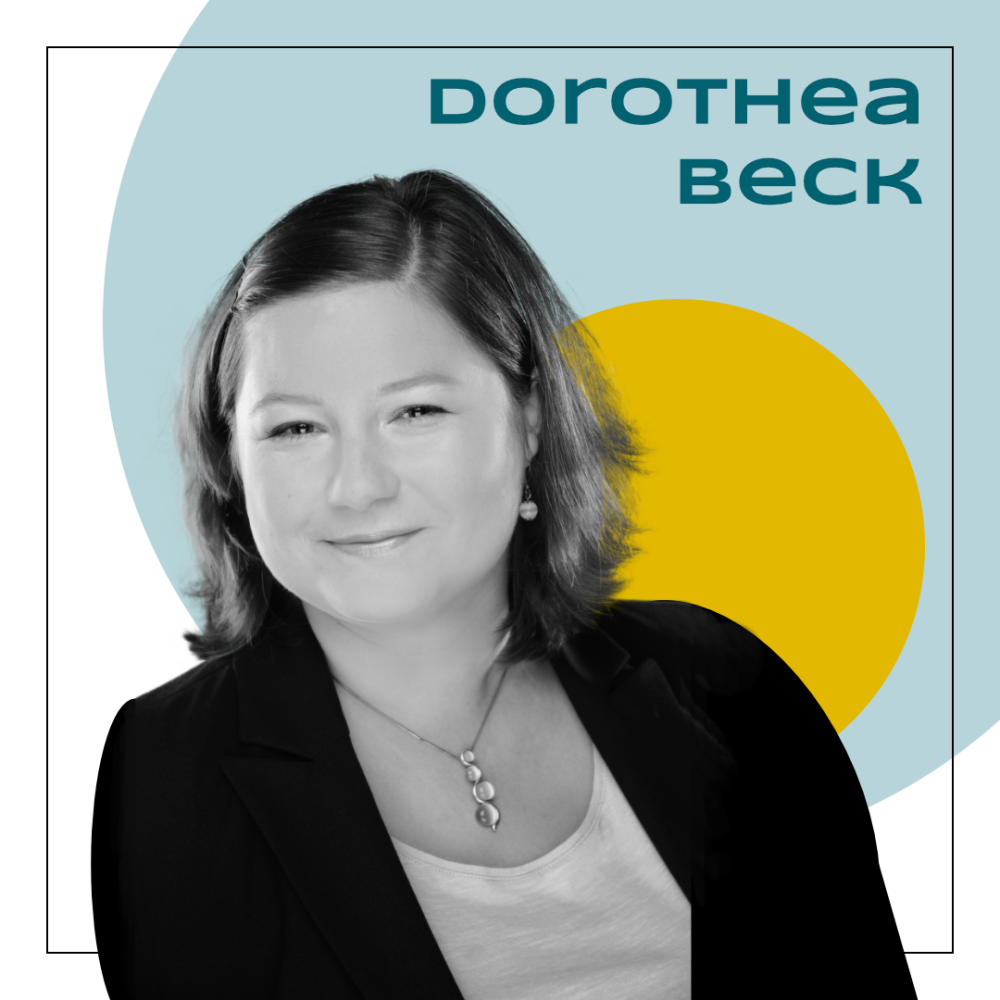Eine Schriftdolmetscherin mit schulterlangem Haar lächelt leicht seitlich gelehnt in die Kamera. Rechts über ihrem Kopf steht „Dorothea Beck‟.