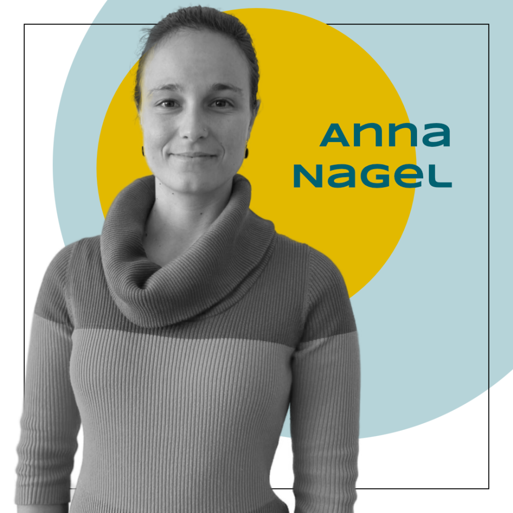 Eine Frau mit weitem Rollkragen und zusammengebundenen Haaren lächelt. Über ihrer linken Schulter steht „Anna Nagel‟.