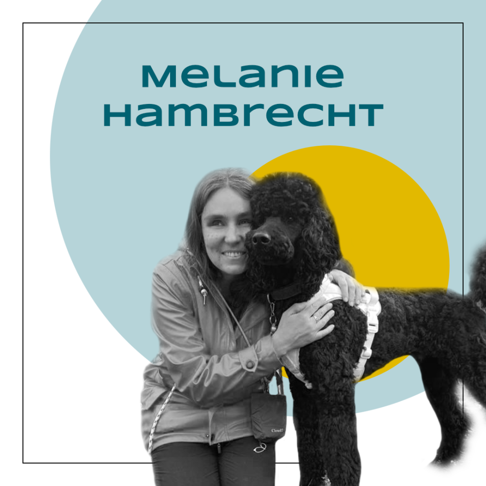 Eine freundlich lächelnde Frau hat ihre Arme um einen schwarzen Großpudel gelegt, der aufmerksam in die gleiche Richtung schaut wie sie. Über ihnen steht „Melanie Hambrecht‟.